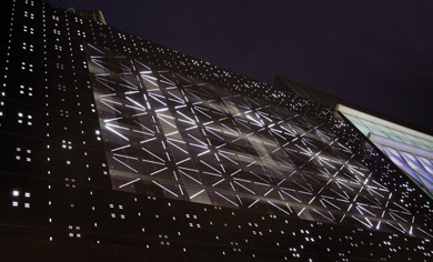 Aufsehenerregende Medienfassade aus 19.700 einzeln ansteuerbaren Leuchtdioden
(Foto: Emanuel Raab)