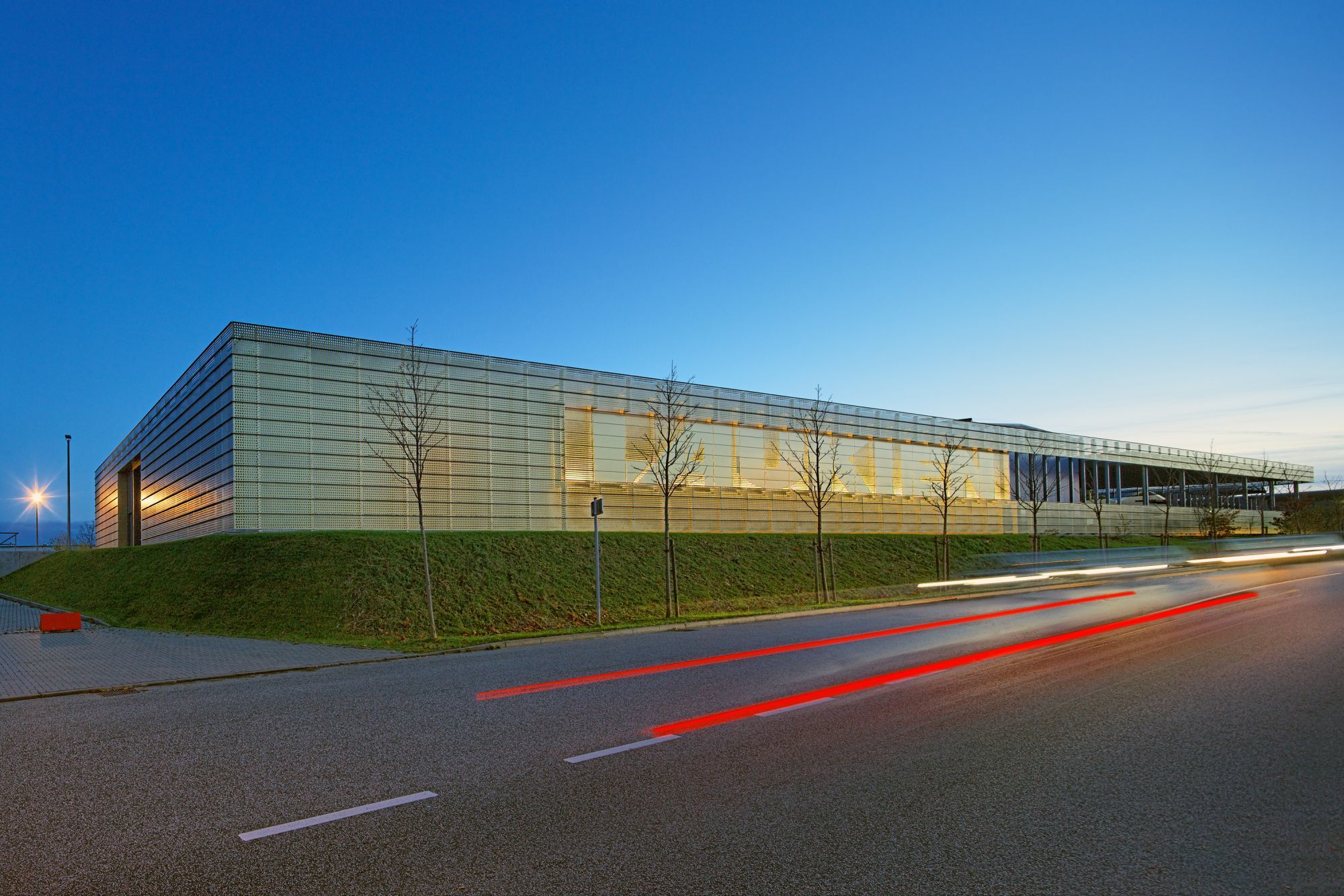 Produktionshalle Laukien Kiel (Fotos ©: Bernd Perlbach/Grafik ©: bbp:architekten)