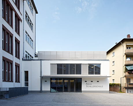 Der neue Anbau mit dem Foyer für Aula und Sporthalle ist zugleich die Verbindung dieser Bereiche zum Westflügel des Hauptgebäudes