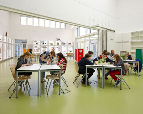 Einer der Unterrichtsräume ist an das Foyer angeschlossen und lässt sich sowohl als offene Lernfläche wie auch als separates Klassenzimmer nutzen