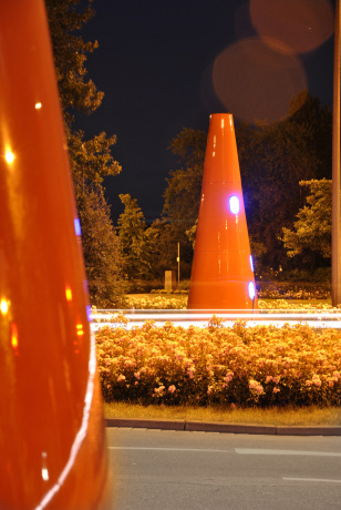 Im Vordergrund: Hochglanzoberfläche der "Safety Cones".