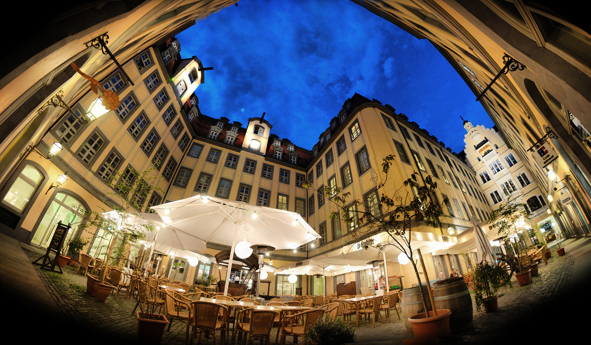 Sommerabend im Barthels Hof (Aufnahme mit "Fish-Eye"-Objektiv).