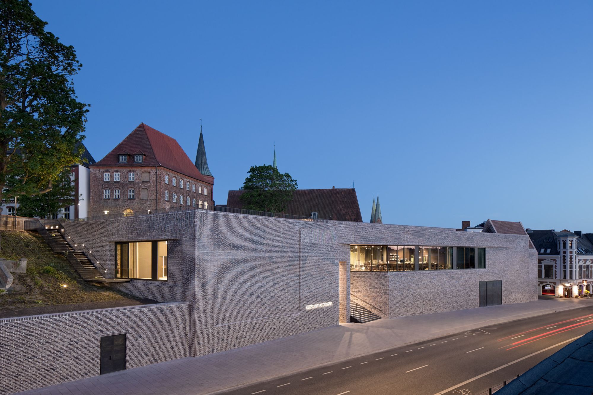Museumsareal mit Neubau und Baudenkmal Lübecker Burgkloster