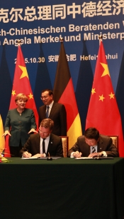 v.l. Bundeskanzlerin Angela Merkel, Chinas Ministerpräsident Li Keqiang, Architekt Axel Koschany und Yang Weidong, CEO der China Design Group, bei der Unterzeichnung des Deutsch-Chinesischen Kooperationsabkommens im chinesischen Hefei am 30.10.2015
Foto: Koschany + Zimmer Architekten KZA