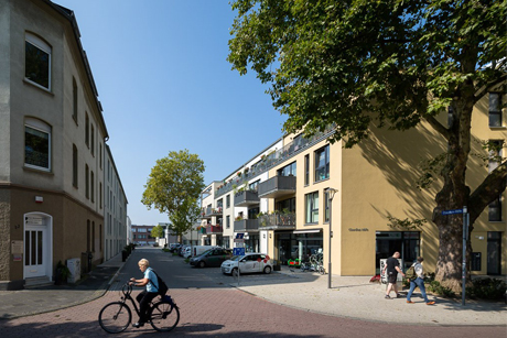 Frau mit Fahrrad, Foto: Bernadette Grimmenstein