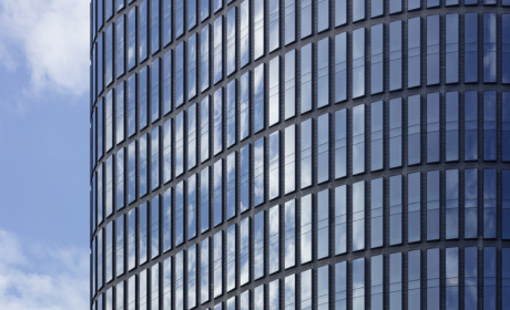 Vertikale Kastenfenster mit horizontalen Zäsuren © Hans-Georg Esch