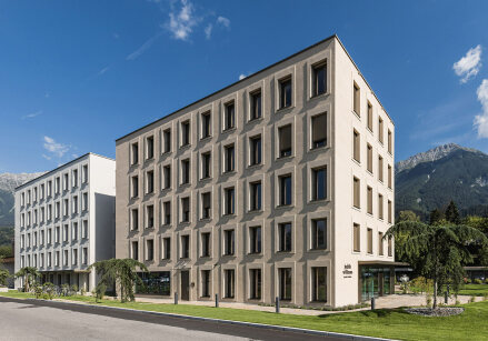 Bürogebäude mit Strukturputz in Grautönen. Foto: ATP/Bause