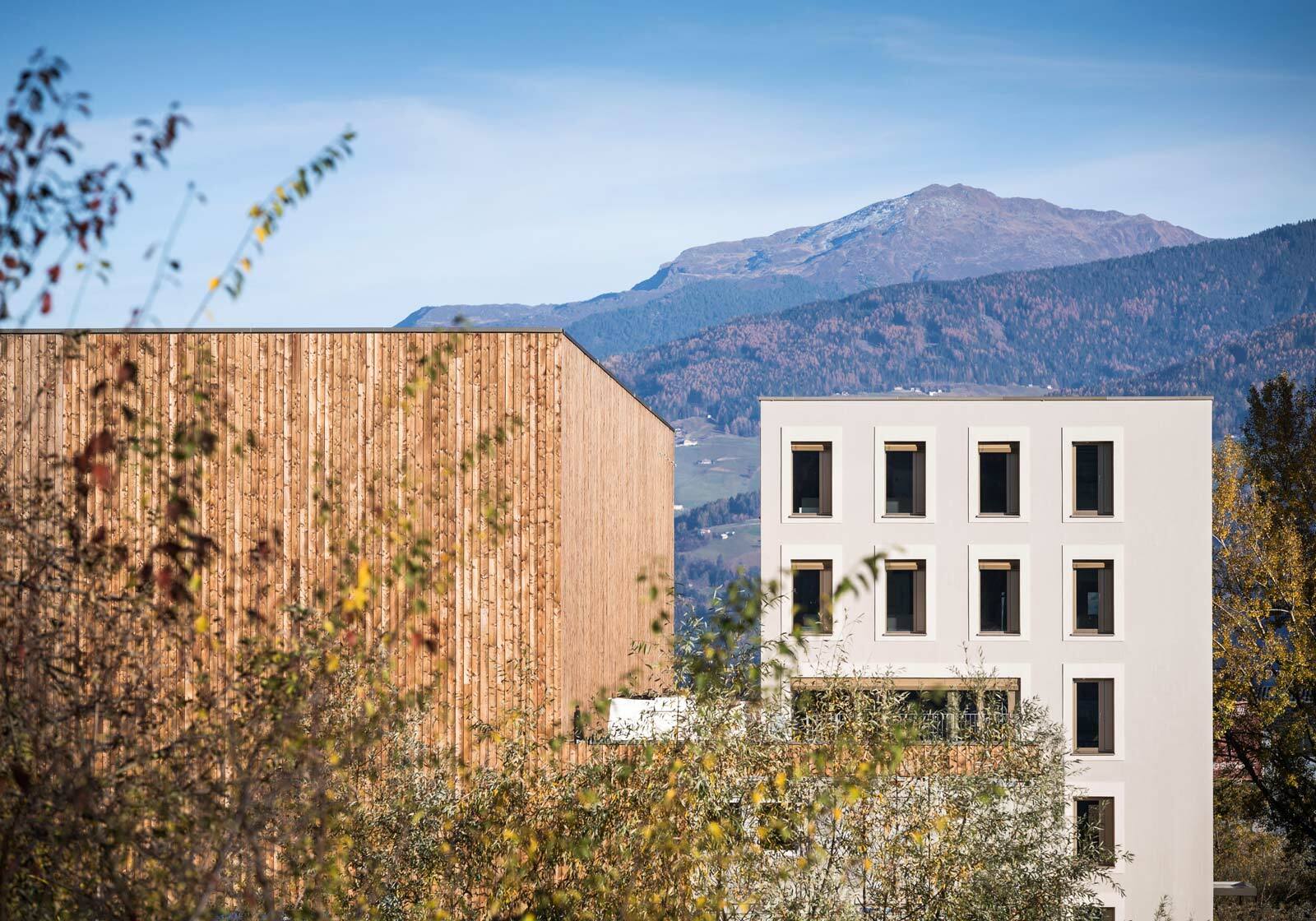 The logistics building (left) and one of the office buildings (right). Photo: ATP/Bause