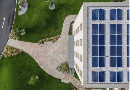 Reduction of CO2 emissions by the roof-mounted photovoltaic plant. Photo: ATP/Bause
